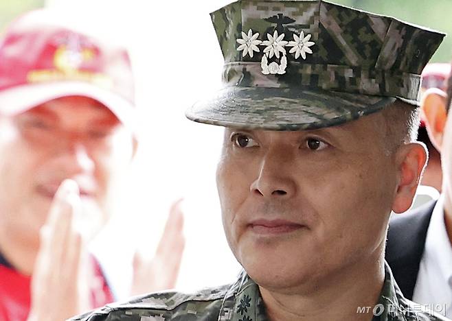 박정훈 해병대 수사단장이 지난 9월4일 서울 서초구 '순직 해병 특검'(이명현 특별검사) 사무실에서 참고인 조사를 받기 위해 출석하며 해병대 예비역들의 응원을 받고 있다. / 사진=뉴스1