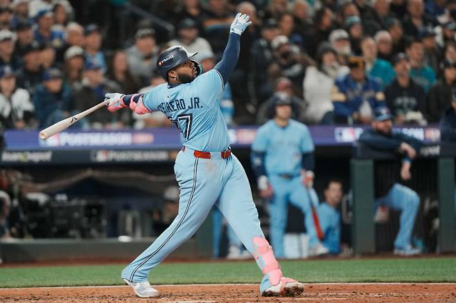 토론토 블루제이스가 시애틀 매리너스를 꺾고 아메리칸리그 챔피언십시리즈 승부의 균형을 맞췄다. 사진은 캐나다 토론토 로저스센터에서 열린 시애틀과의 ALCS 6차전에서 홈런을 쏘아 올련 블라디미르 게레로 주니어의 모습. /사진=로이터