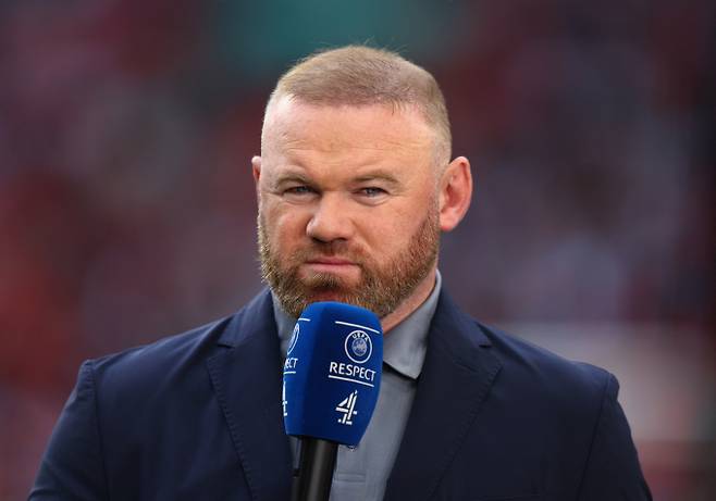 축구 평론가 웨인 루니가 알렉산더 이삭의 선발 기용에 대한 개인적인 견해를 밝혔다. 사진은 영국 런던 웸블리에서 인터뷰를 진행 중인 루니의 모습. /사진=로이터