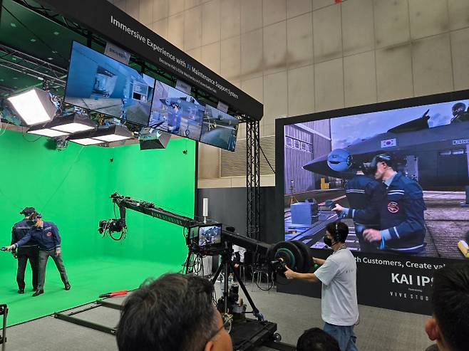 서울 국제 항공우주 및 방위산업 전시회(ADEX)가 고양 킨텍스에서 개막했다. 사진은 KAI 부스에서 가상 정비훈련 시스템 시연 모습./사진=최유빈 기자