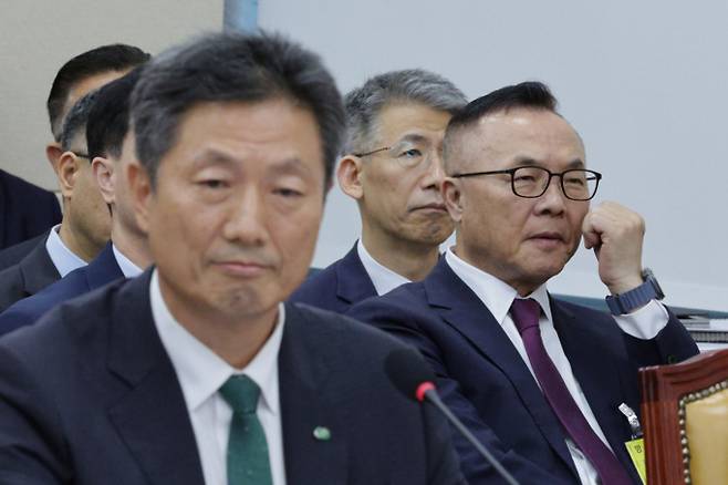 전대욱 한국수력원자력 부사장(사장 직무대행)이 미국 웨스팅하우스(WEC)의 협력 없이는 한국형 원전의 독자 수출이 불가능하다는 점을 인정했다. 사진은 황주호 전 한국수력원자력 사장이 지난 16일 서울 여의도 국회 과학기술정보방송통신위원회에서 열린 원자력안전위원회 등에 대한 국정감사에서 전대욱 한국수력원자력 사장 직무대행의 답변을 듣고 있는 모습. /사진=뉴스1
