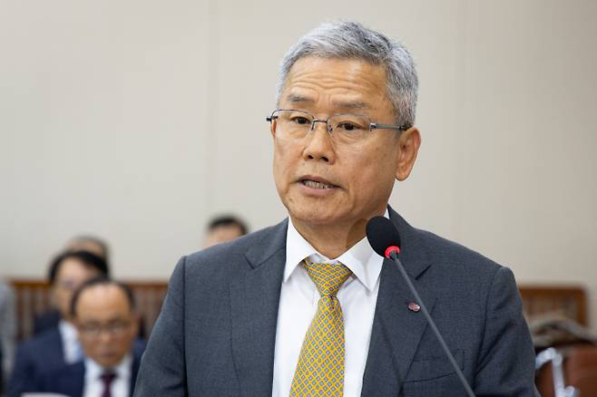 사진은 김동철 한국전력공사 사장이 지난 16일 서울 여의도 국회에서 열린 제429회 국회(정기회) 기후에너지환경노동위원회 제4차 전체회의에서 업무보고를 하고 있는 모습. /사진-=뉴스1