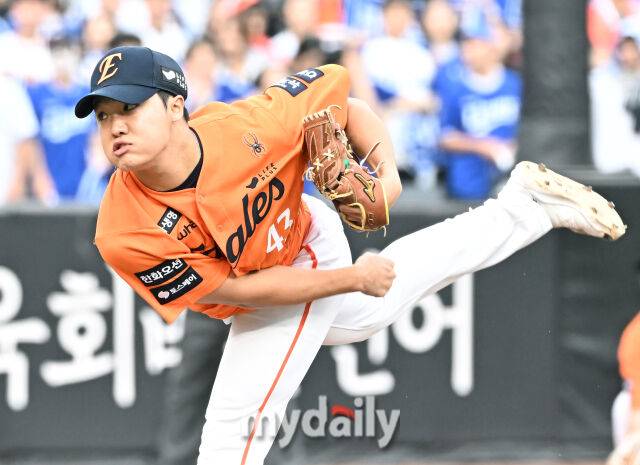 19일 오후 대전광역시 중구 대전한화생명볼파크에서 진행된 '2025 프로야구 KBO리그 포스트시즌' 플레이오프(PO) 2차전 한화이글스와 삼성라이온즈의 경기. 한화 정우주가 역투하고 있다./대전=송일섭 기자 andlyu@mydaily.co.kr