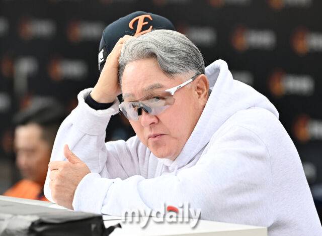 19일 오후 대전광역시 중구 대전한화생명볼파크에서 진행된 '2025 프로야구 KBO리그 포스트시즌' 플레이오프(PO) 2차전 한화이글스와 삼성라이온즈의 경기. 한화 김경문 감독이 선수들을 지켜보고 있다./대전=송일섭 기자 andlyu@mydaily.co.kr