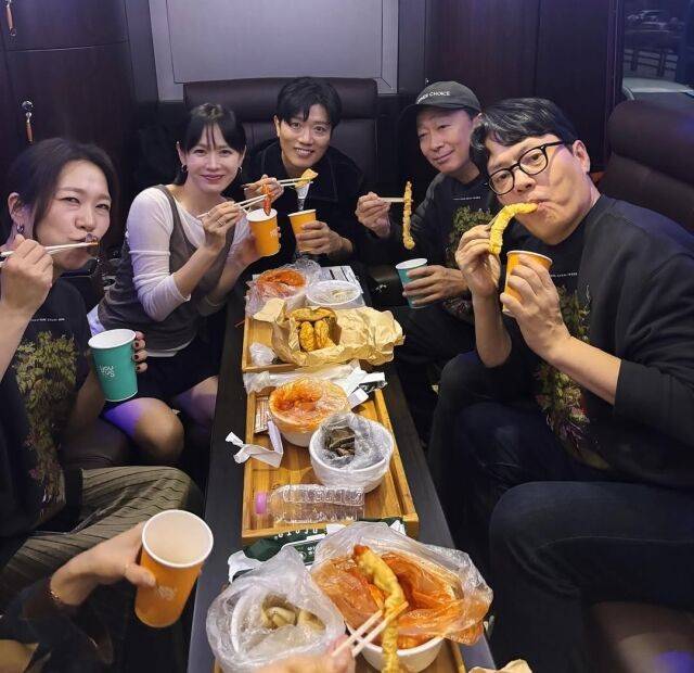 손예진이 '어쩔수가없다'의 무대인사를 마친 후 작별 인사를 건넸다. / 손예진 인스타그램