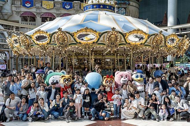 지난 10월 17일 롯데그룹이 서울 잠실 롯데월드어드벤처 전체를 대관해 ‘2025 롯데 러브 패밀리 페스티벌’을 개최했다. [롯데 제공]