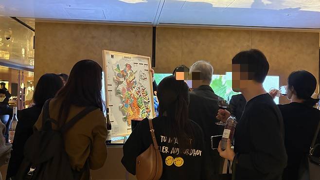 지난 17일 방문한 하우스 오브 신세계 ‘와인셀라’ 매장. 이탈리아 바롤로 지역 와인 시음회에서 손님들이 관련 설명을 듣고 있다. 신현주 기자