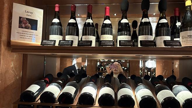 하우스 오브 신세계 내 ‘와인셀라’ 모습. 르로아 여사가 만든 ‘르로아 뮈지니’ 등을 판매하고 있다. 해당 와인은 한 병에 2억원이 넘는다. 신현주 기자