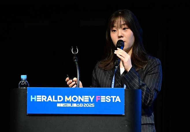 남궁혜인 한국은행 조사역이‘이제 너도 하는 거야:SEE THREE’를 주제로 강연하고 있다.  이상섭 기자