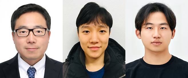 황의석(왼쪽부터) GIST 전기전자컴퓨터공학과 교수, 서기업 박사과정 학생, 정민석 석사 졸업생.[GIST 제공]
