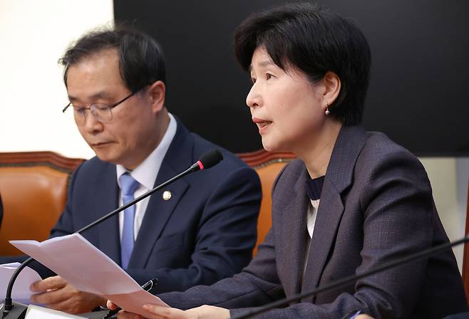 더불어민주당 사법개혁특별위원회 간사 이건태(왼쪽) 의원과 위원장 백혜련 의원이 20일 국회에서 사법개혁안을 발표하고 있다. [연합]