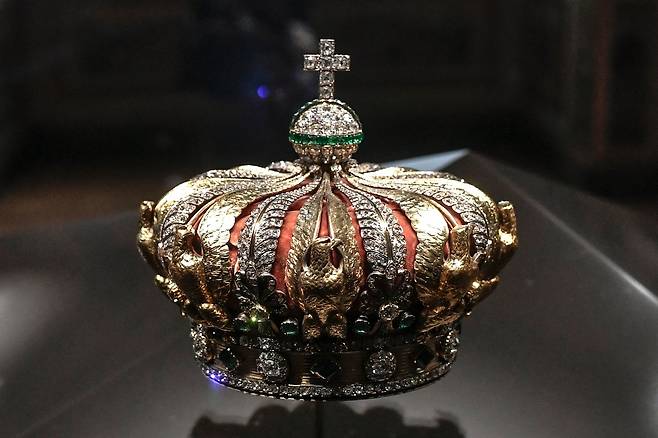 나폴레옹 3세의 부인 외제니 황후의 왕관.  4인조의 괴한들이 19일(현지시간) 파리 루브르 박물관에서 9점의 보석류를 훔쳐 달아났으나, 이 왕관은 도주 중 인근에 떨어뜨려 부서진 상태로 발견됐다. [AFP]