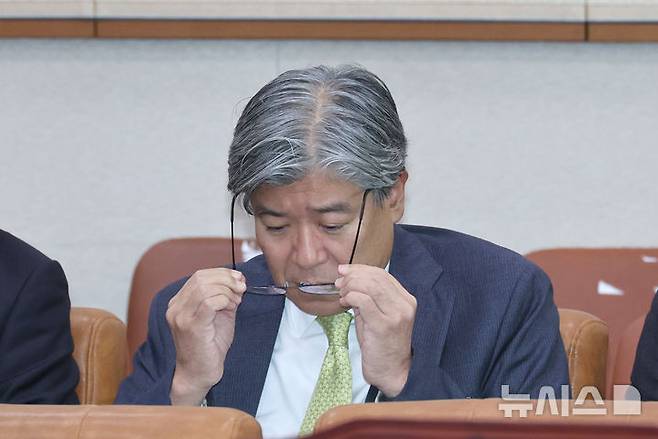 [서울=뉴시스] 김금보 기자 = 김재호 춘천지방법원장(나경원 국민의힘 의원 배우자)이 20일 서울 여의도 국회에서 열린 법제사법위원회의 서울고등법원 등에 대한 국정감사에 출석해 있다. 2025.10.20. kgb@newsis.com