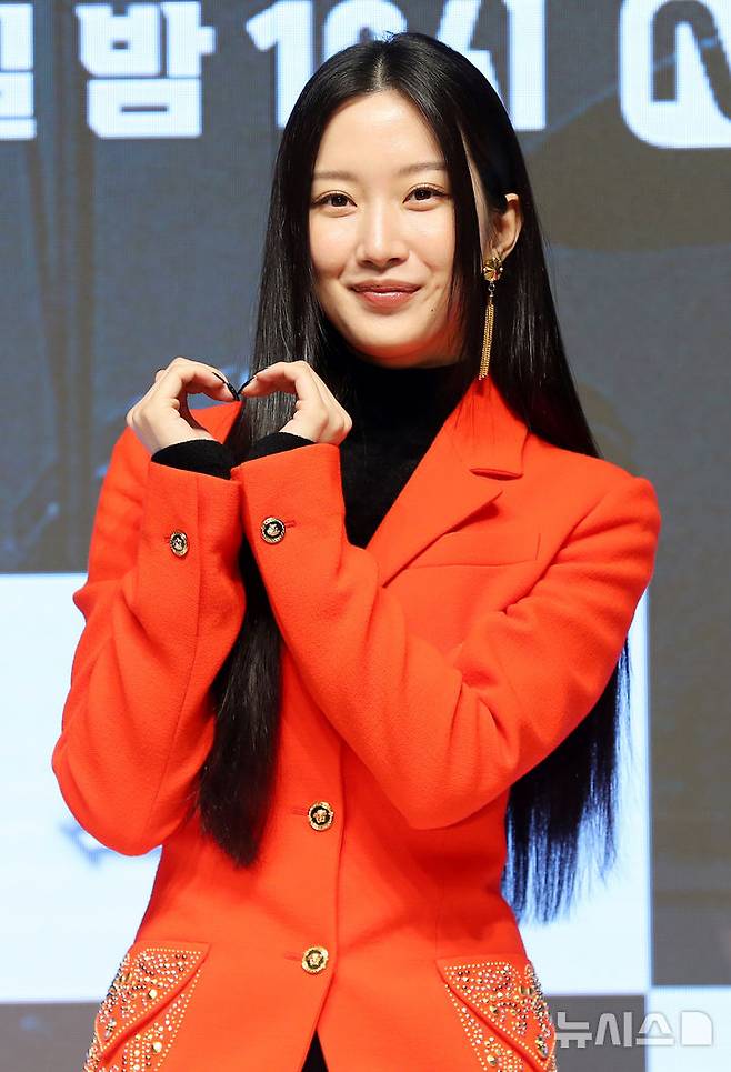 [서울=뉴시스] 김혜진 기자 = 배우 문가영이 20일 오전 서울 강남구 엘리에나호텔에서 열린 Mnet '스틸하트클럽' 제작발표회에서 포즈를 취하고 있다. 2025.10.20. jini@newsis.com