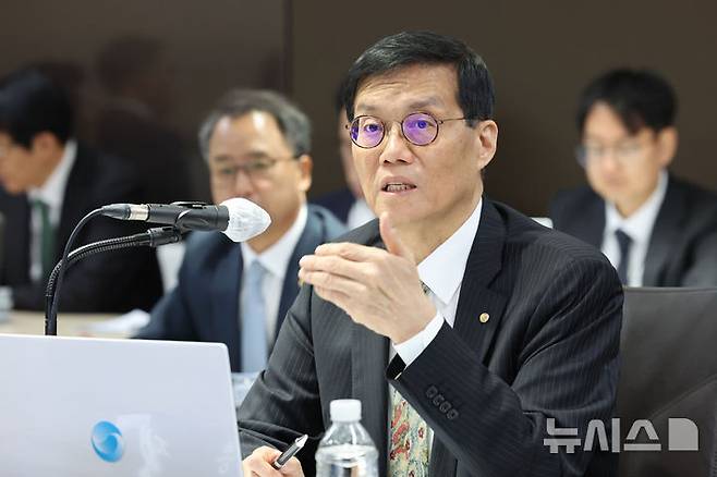 [서울=뉴시스] 권창회 기자 = 이창용 한국은행 총재가 20일 오전 서울 중구 한국은행에서 열린 국회 기획재정위원회의 한국은행에 대한 국정감사에서 의원질의에 답하고 있다. 2025.10.20. kch0523@newsis.com