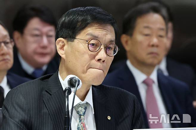 [서울=뉴시스] 권창회 기자 = 이창용 한국은행 총재가 20일 오전 서울 중구 한국은행에서 열린 국회 기획재정위원회의 한국은행에 대한 국정감사에서 생각에 잠겨 있다. (공동취재) 2025.10.20. photo@newsis.com