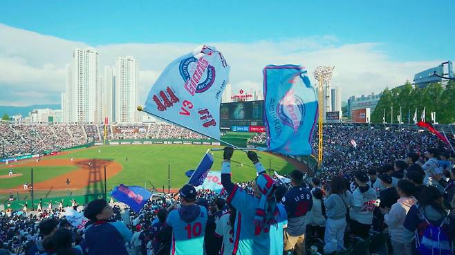사직구장에서 응원하는 자이언츠 팬들. KBS부산총국 제공