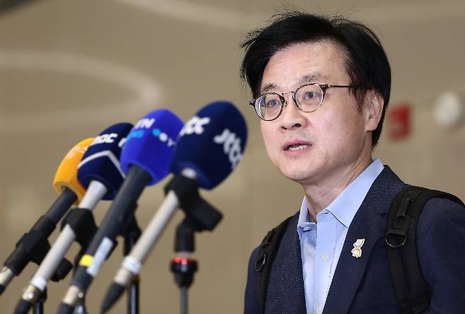 취재진 질문에 답하는 김정관 산업통상부 장관. 연합뉴스