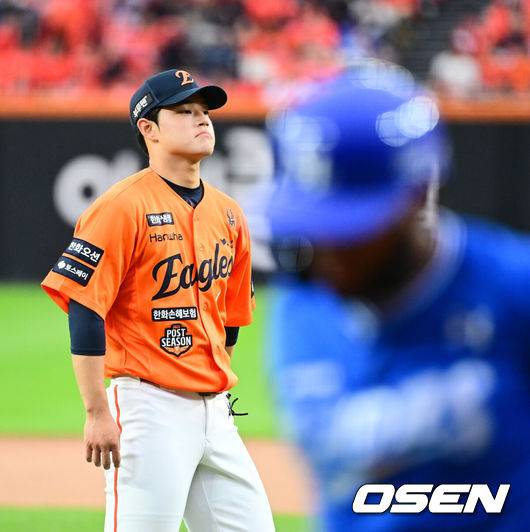 [OSEN=대전, 지형준 기자] 18일 오후 대전 한화생명볼파크에서 2025 신한 SOL Bank KBO리그 포스트시즌 플레이오프 1차전 한화 이글스와 삼성 라이온즈의 경기가 열렸다. 8회초 1사 2루에서 한화 문동주가 삼성 디아즈를 삼진 처리하고 있다. 2025.10.18 /jpnews@osen.co.kr