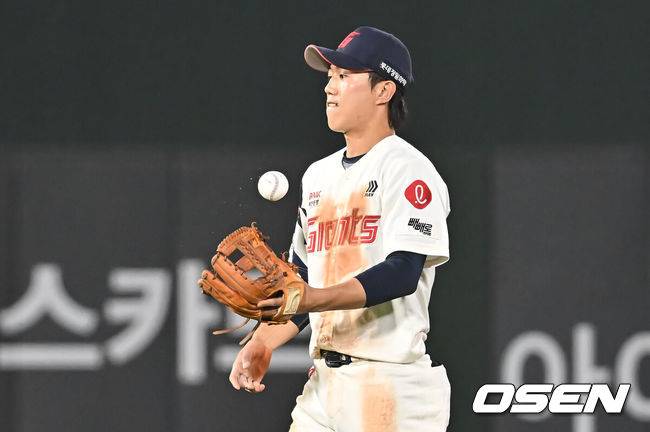 [OSEN=부산, 이석우 기자] 17일 부산 사직야구장에서 2025 신한 SOL 뱅크 KBO 리그 롯데 자이언츠와 한화 이글스의 경기가 열렸다. 홈팀 롯데는 데이비슨이, 방문팀 한화는 와이스가 선발 출전했다.롯데 자이언츠 전민재가 8회초 1사 2루 한화 이글스 이도윤의 타구를 잡지 못하고 안타를 허용한 후 아쉬워하고 있다. 2025.06.17 / foto0307@osen.co.kr