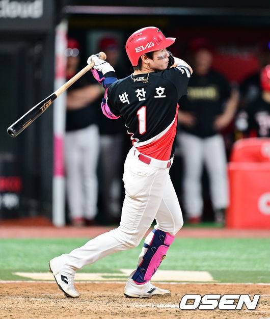[OSEN=수원, 박준형 기자] 30일 오후 수원KT위즈파크에서 ‘2025 신한 SOL BANK KBO리그’ KT 위즈와 KIA 타이거즈의 경기가 진행됐다.이날 경기에 KT는 문용익(0승 0패)을, KIA는 올러(9승 5패)를 선발투수로 내세웠다. 9회초 KIA 선두타자 박찬호가 안타를 날리고 있다. 2025.08.30 / soul1014@osen.co.kr