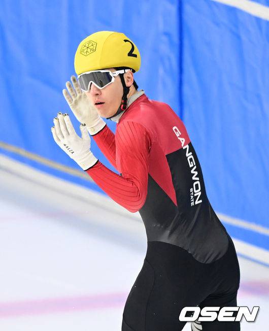 [OSEN=목동, 김성락 기자] 9일 오전 서울 양천구 목동 실내빙사장에서 ‘2025/26 시즌 쇼트트랙 국가대표 1차 선발대회’가 열렸다.국가대표 1, 2차 선발대회는 대회별 개인종목 500m와 1000m, 1500m의 3개 종목별 순위 점수를 합산하여 종합순위를 결정하는 방식으로 진행된다. 1차 대회 남녀 각 상위 24명이 2차 선발대회에 진출하며, 두 대회의 종합 점수를 합산하여 2025-26시즌 국제빙상경기연맹(ISU) 쇼트트랙 월드투어 시리즈와 세계선수권대회, 2026 밀라노-코르티나 담페초 동계올림픽에 출전할 최종 쇼트트랙 국가대표 선수를 선발한다.남자 1000M 준준결승 황대헌(강원도청)이 박지원(서울시청)과 충돌, 판정에 항의하고 있다. 황대헌은 페널티 코드 S1(직선주로에서 아웃에서 인으로 레인 변경)으로 실격, 박지원은 어드밴티지를 받아 준결승으로 올랐다. 2025.04.09 / ksl0919@osen.co.kr