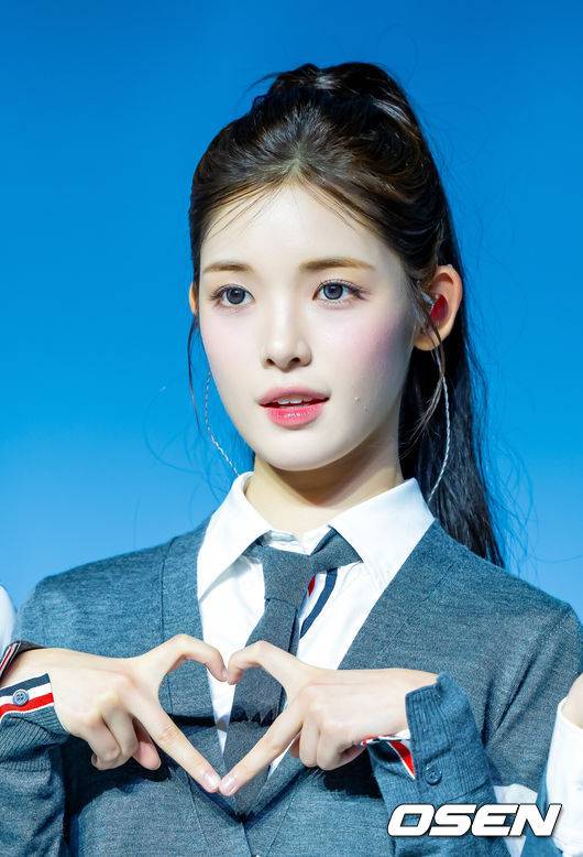 [OSEN=민경훈 기자] 20일 오후 서울 용산구 블루스퀘어 SOL트래블홀에서 SM 걸그룹 하츠투하츠 (Hearts2Hearts) 첫 미니앨범 'FOCUS'(포커스) 발매 기념 미디어 쇼케이스가 열렸다.이번 앨범은 타이틀 곡 'FOCUS'와 싱글 'STYLE', 뉴잭스윙 댄스 곡 'Pretty Please'(프리티 플리즈), 펑키한 누디스코 스타일의 'Apple Pie'(애플 파이), 로맨틱한 무드의 시티 팝 장르 'Flutter'(플러터), 감미로운 R&B 팝 발라드 'Blue Moon'(블루 문)까지 다양한 분위기의 총 6곡으로 구성, 하츠투하츠의 음악 세계를 폭 넓은 스펙트럼으로 만끽할 수 있다.하츠투하츠 유하가 무대 위에서 포토타임을 갖고 있다. 2025.10.20 / rumi@osen.co.kr