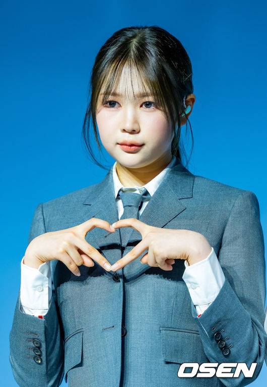 [OSEN=민경훈 기자] 20일 오후 서울 용산구 블루스퀘어 SOL트래블홀에서 SM 걸그룹 하츠투하츠 (Hearts2Hearts) 첫 미니앨범 'FOCUS'(포커스) 발매 기념 미디어 쇼케이스가 열렸다.이번 앨범은 타이틀 곡 'FOCUS'와 싱글 'STYLE', 뉴잭스윙 댄스 곡 'Pretty Please'(프리티 플리즈), 펑키한 누디스코 스타일의 'Apple Pie'(애플 파이), 로맨틱한 무드의 시티 팝 장르 'Flutter'(플러터), 감미로운 R&B 팝 발라드 'Blue Moon'(블루 문)까지 다양한 분위기의 총 6곡으로 구성, 하츠투하츠의 음악 세계를 폭 넓은 스펙트럼으로 만끽할 수 있다.하츠투하츠 예온이 무대 위에서 포토타임을 갖고 있다. 2025.10.20 / rumi@osen.co.kr