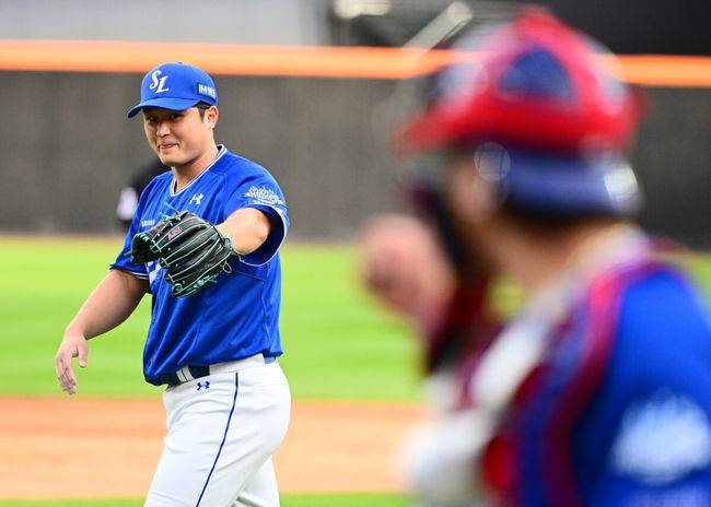 [OSEN=대전, 지형준 기자] 19일 오후 대전 한화생명볼파크에서 2025 신한 SOL Bank KBO리그 포스트시즌 플레이오프 2차전 한화 이글스와 삼성 라이온즈의 경기가 열렸다.한화는 라이언 와이스, 삼성은 최원태를 선발 투수로 내세웠다.5회말 수비를 마친 삼성 최원태가 강민호를 향해 미소짓고 있다. 2025.10.19 /jpnews@osen.co.kr