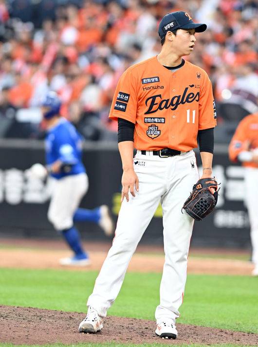 [OSEN=대전, 손용호 기자] 19일 오후 대전 한화생명볼파크에서 2025 신한 SOL Bank KBO리그 포스트시즌 플레이오프 2차전 한화 이글스와 삼성 라이온즈의 경기가 열렸다.한화는 라이언 와이스, 삼성은 최원태를 선발 투수로 내세웠다.8회말 2사 1루 엄상백이 강민호에게 투런 홈런을 맞고 망연자실 서있다. 2025.10.19 /spjj@osen.co.kr