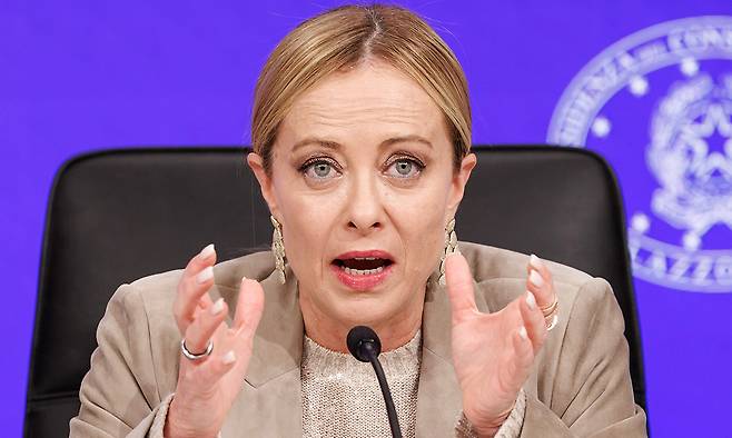 조르자 멜로니 이탈리아 총리. 사진은 지난 17일(현지시간) 의회에 제출할 2026년도 예산안 심의를 위한 국무회의를 주재하는 모습. AP연합뉴스