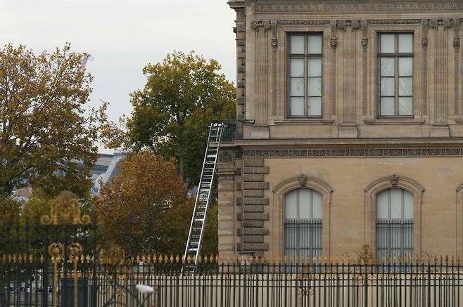 루브르 아폴론관 도난 사건이 벌어진 19일 오전(현지시간) 프랑스 파리 루브르 박물관 외벽에 범인들이 범행 도구로 사용한 사다리차가 현장 보존돼 있다. AFP 연합뉴스