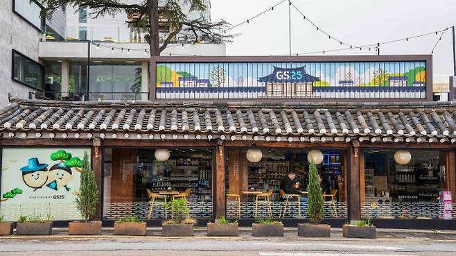 전북 전주 한옥마을의 한 편의점 모습. 한국관광공사 제공.