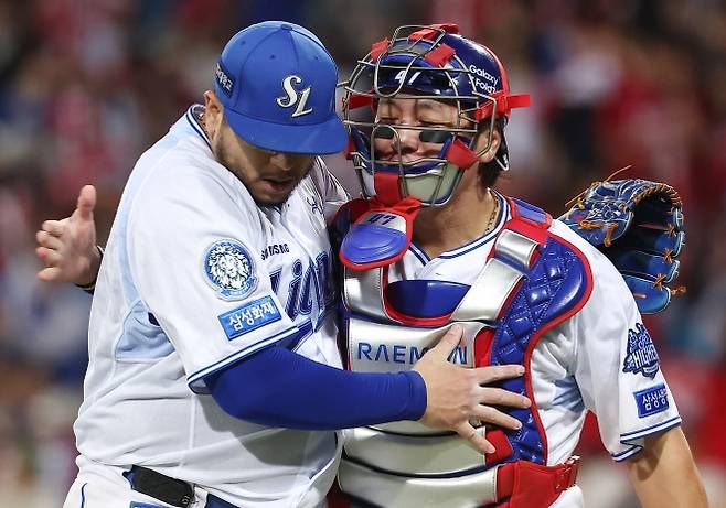 포옹하는 강민호와 후라도 - 14일 대구 삼성라이온즈파크에서 열린 2025 KBO 프로야구 포스트시즌 준플레이오프 4차전 SSG 랜더스와 삼성 라이온즈의 경기. 7회초까지 무실점으로 틀어막은 삼성 선발 투수 후라도가 강민호와 포옹하고 있다. 2025.10.14 대구 연합뉴스