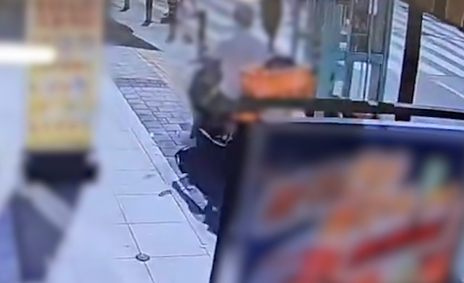 지난 10일 낮 12시 33분쯤 부산 동래구 한 귀금속점에서 530만원 상당의 팔찌, 반지 등을 훔친 A씨가 오토바이를 타고 달아나고 있다. 부산 동래경찰서 제공