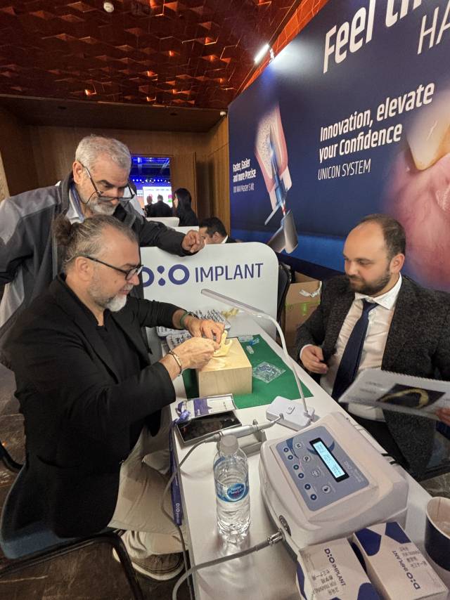 튀르키예 치과의사 칸 첼릭 씨가 18일(현지시간) 튀르키예 이스탄불에서 열린 DIM 2025에서 디오의 '유니콘 임플란트 키트'를 체험하고 있다. 이정민 기자