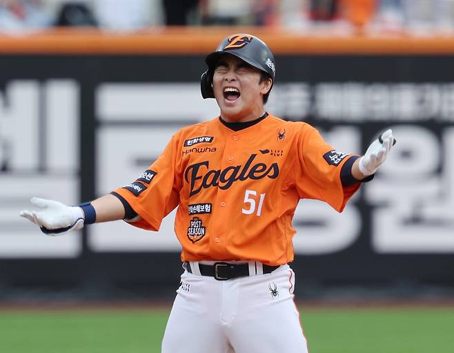 한화 문현빈은 데뷔 첫 PS 무대였던 19일 대전 삼성과 PO 1차전서 4타수 2안타 3타점의 활약을 펼치며 팀의 9-8 승리를 이끌었다. 2회말 3타점 2루타를 쳐낸 뒤 포효하는 문현빈. 대전｜뉴시스