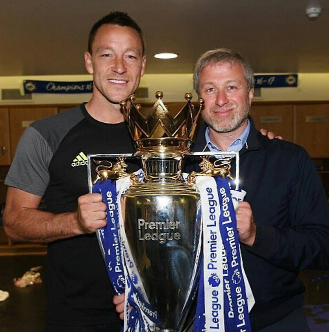 첼시 레전드 테리(왼쪽)은 과거 팀 동료 미켈과 함께 로만 아브라모비치 전 첼시 구단주(오른쪽)를 논평했다. 둘은 아브라모비치 전 구단주가 첼시를 위해 모든 것을 바쳤다고 돌아봤다. 사진출처│로만 아브라모비치 SNS