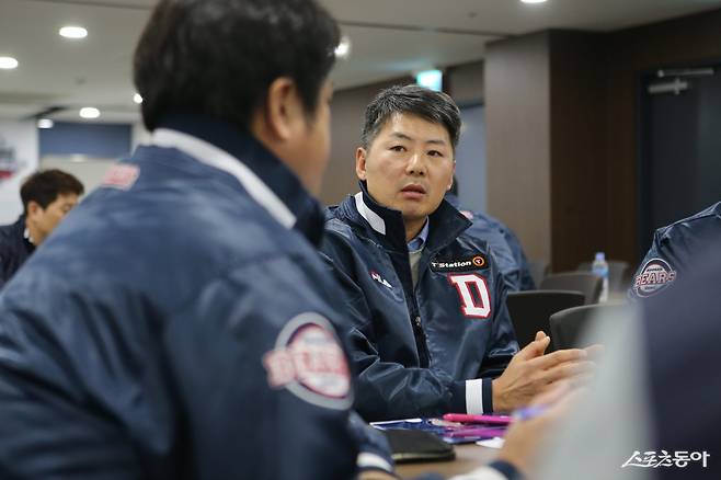 김원형 전 SSG 감독이 두산의 제12대 사령탑으로 선임됐다. 20일 계약 기간 2+1년, 최대 20 원에 계약했다. 두산 투수코치 시절 김 감독. 사진제공｜두산 베어스