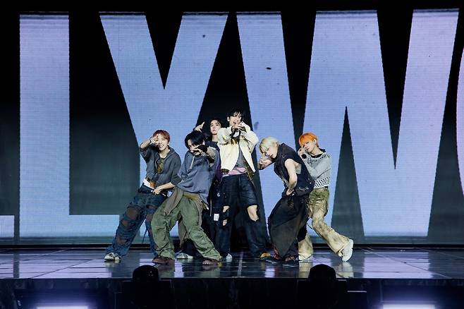 새 음반 발매 당일 보이넥스트도어는 서울 KBS아레나에서 미디어 쇼케이스를 갖고 신곡 ‘할리우드 액션’ 라이브를 선보였다. 사진제공|KOZ엔터테인먼트