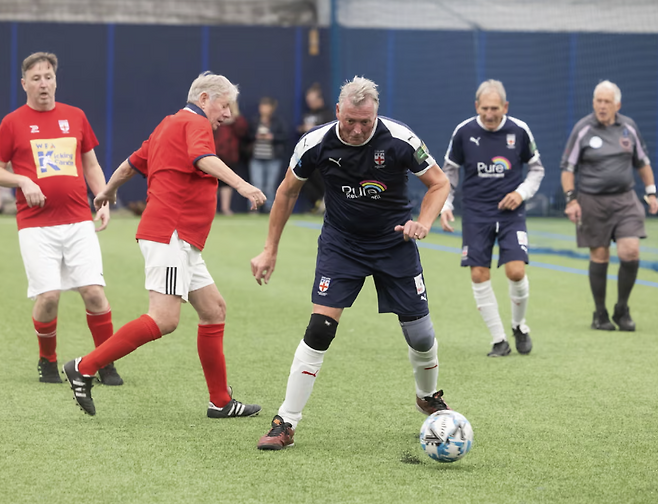 워킹 풋볼을 하고 있는 영국 시니어들. 가디언