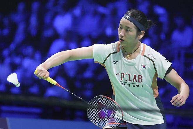 배드민턴 안세영이 19일 열린 덴마크오픈 여자단식 결승에서 중국 왕즈위의 공격을 받아내고 있다. EPA연합뉴스