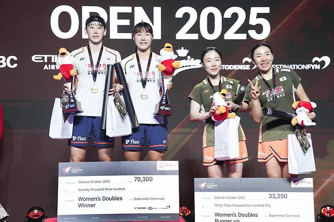 덴마크오픈 여자복식 결승 맞대결을 벌이며 1, 2위를 차지한 백하나-이소희조와 김혜정-공희용조가 시상대 위에서 웃고 있다. EPA연합뉴스