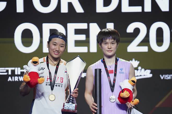 안세영이 19일 덴마크 오덴세에서 열린 2025 세계배드민턴연맹 월드 투어 슈퍼 750 덴마크오픈 여자단식 결승에서 왕즈이를 꺾고 우승한 뒤 왕즈이와 기념촬영을 하고 있다.  오덴세 | AP연합뉴스
