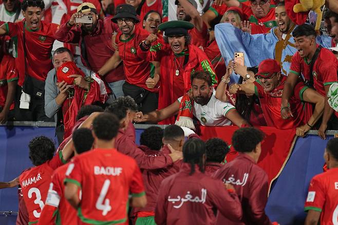 모로코 선수들이 20일 U-20월드컵 아르헨티나와의 결승에서 선제골을 넣은 뒤 팬과 함께 기뻐하고 있다. AP연합뉴스