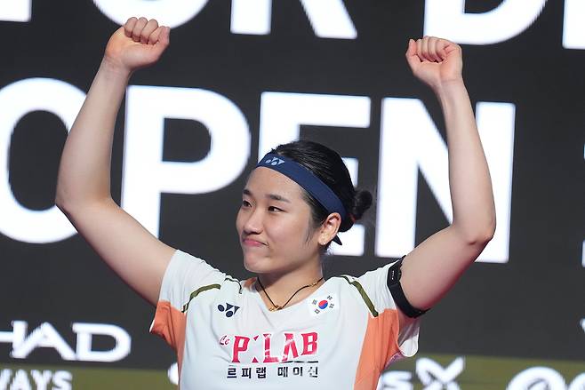 안세영이 19일 덴마크 오덴세에서 열린 2025 세계배드민턴연맹(BWF) 월드 투어 슈퍼 750 덴마크오픈에서 우승한 뒤 세리머니를 하고 있다.       오덴세 | AP연합뉴스