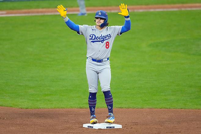 LA 다저스 키케 에르난데스가 15일 밀워키와의 NLCS 2차전에서 2루타를 치고 세리머니하고 있다. Getty Images코리아