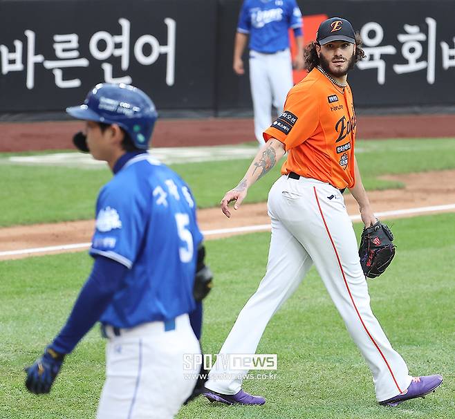 ▲ 플레이오프 1차전에서 투구 인터벌을 놓고 물러서지 않는 신경전을 벌인 코디 폰세와 구자욱 ⓒ곽혜미 기자