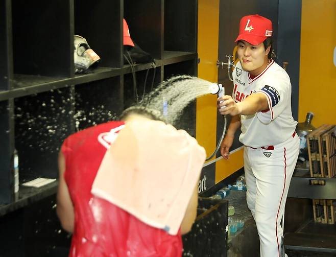 ▲ 김건우의 첫 승 당시 물을 뿌리며 축하하는 고명준 ⓒSSG랜더스