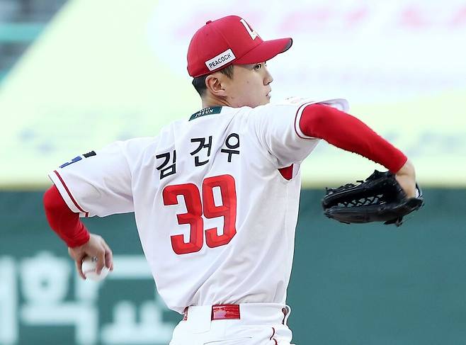 ▲ 1차 지명자인 김건우는 올 시즌 막판 위력적인 활약을 보여주며 팀 선발진을 이끌 기수로 완전한 눈도장을 받았다 ⓒSSG랜더스